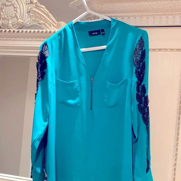 Amazing Apt9 green blouse with embroidery black color on the both sleeves. - Picture 10 of 10